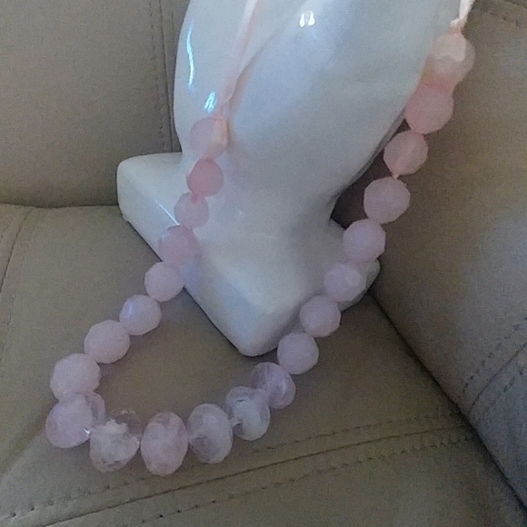 Jewelry - Chunky pink necklace